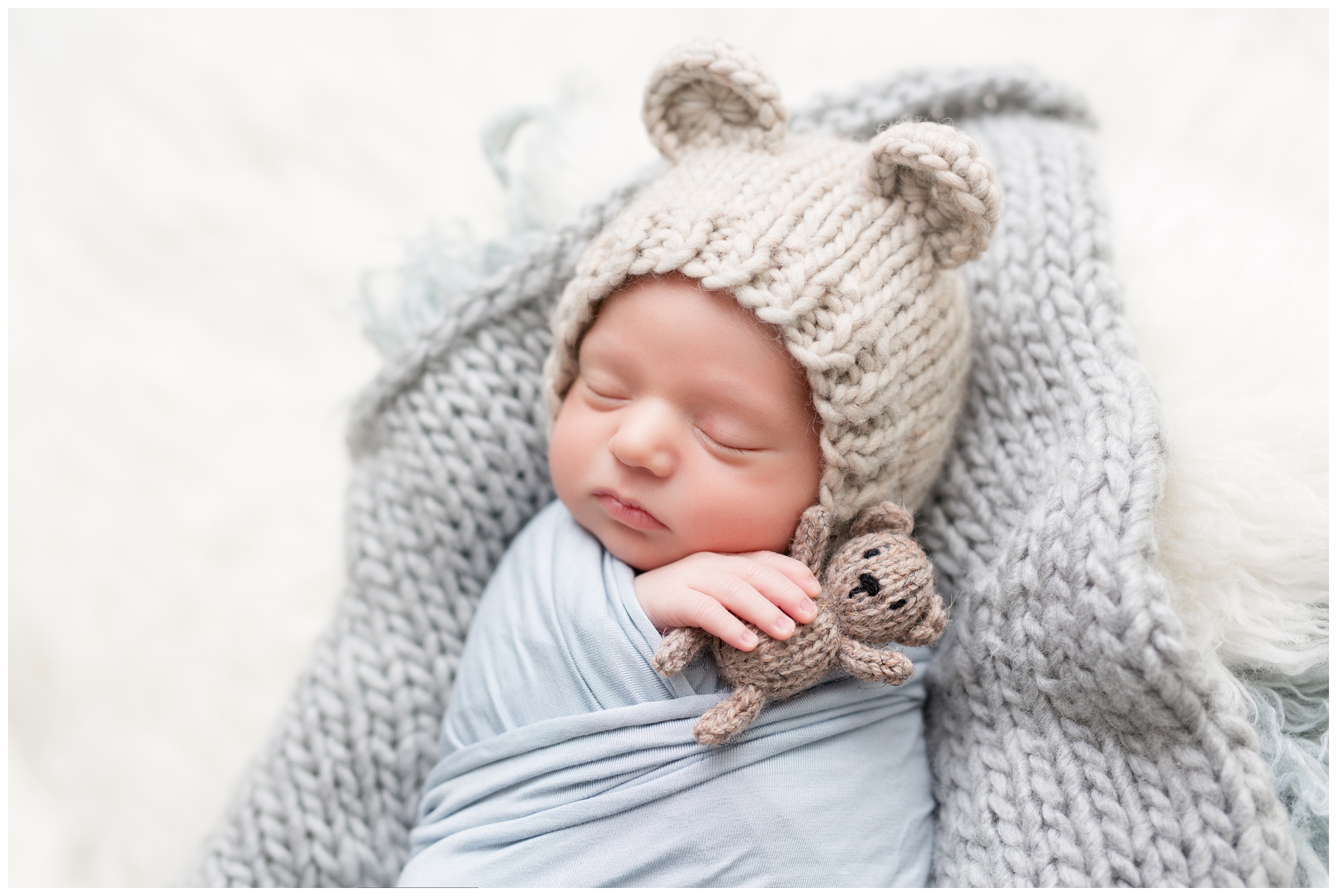 Newborn photography, baby with bear